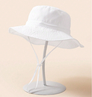 Gorra ajustable con correa y transpirable 3-12M, en color blanco