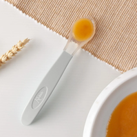 Cuchara en silicona gris para bebé step 2