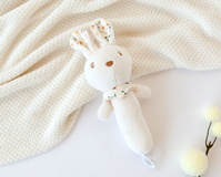 SONAJERO PELUCHE CONEJO 18CM